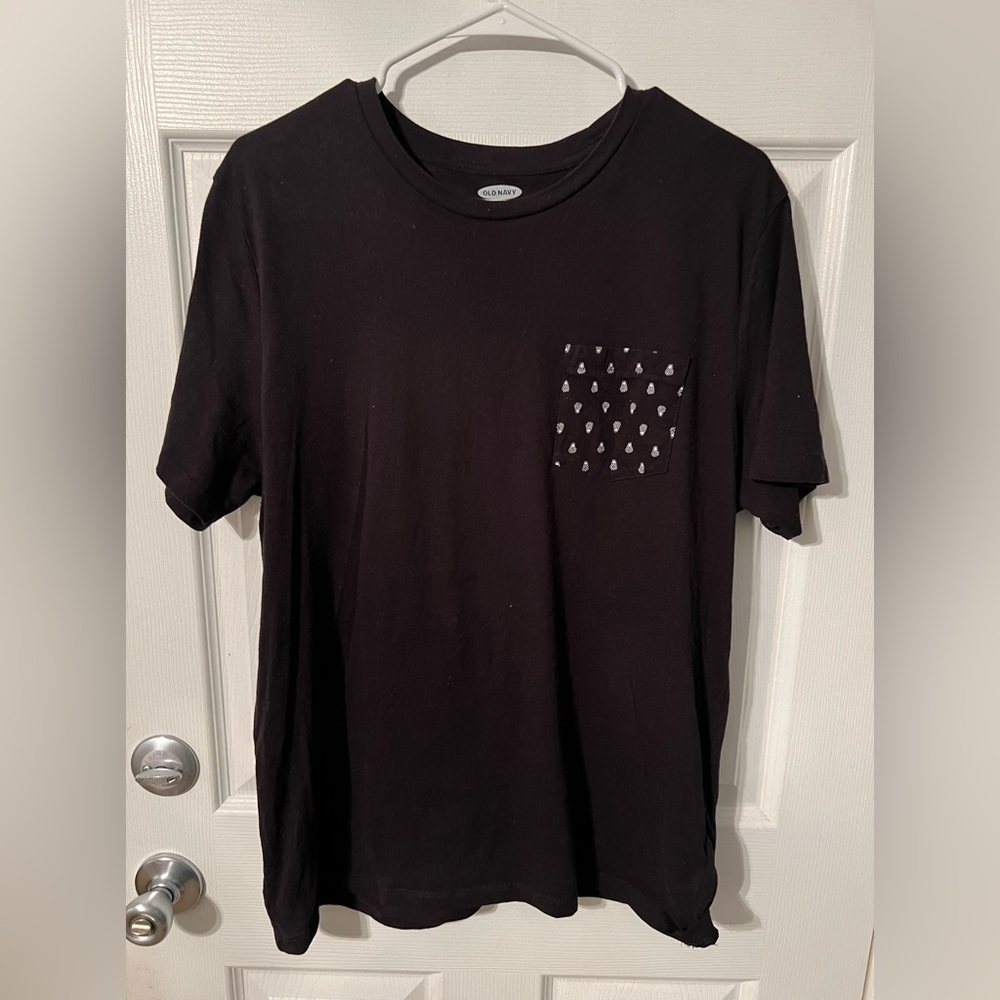Black old navy t shirt